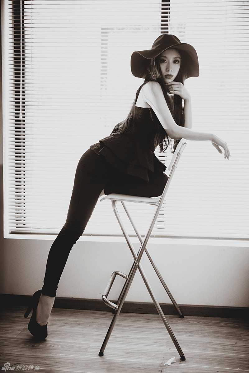 从啦啦队甜心到霸道女总裁:她的斜杠人生比聚光灯更耀眼 褪去舞台上的华丽,换上简约装扮的她,在写真中展现出90后萌妹的纯真一面。明亮的双眸与甜美的笑容,仿佛春日暖阳般治愈人心。