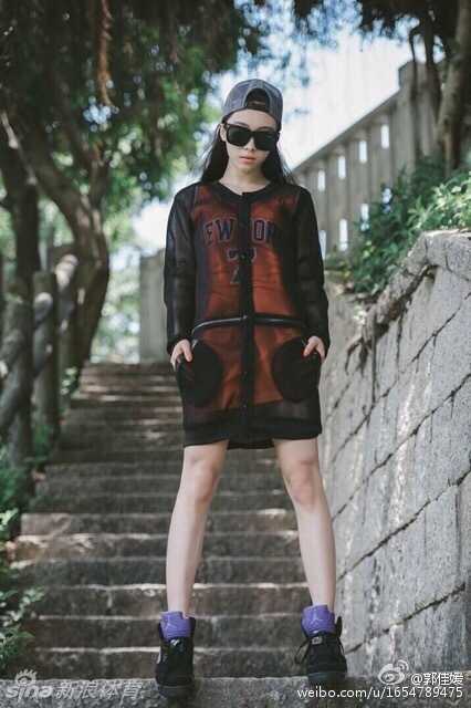 从啦啦队甜心到霸道女总裁:她的斜杠人生比聚光灯更耀眼 这张侧颜写真堪称光影艺术。低垂的眼帘,挺拔的鼻梁,在朦胧的背景下勾勒出一幅沉静而优雅的画卷,散发出淡淡的成熟韵味。