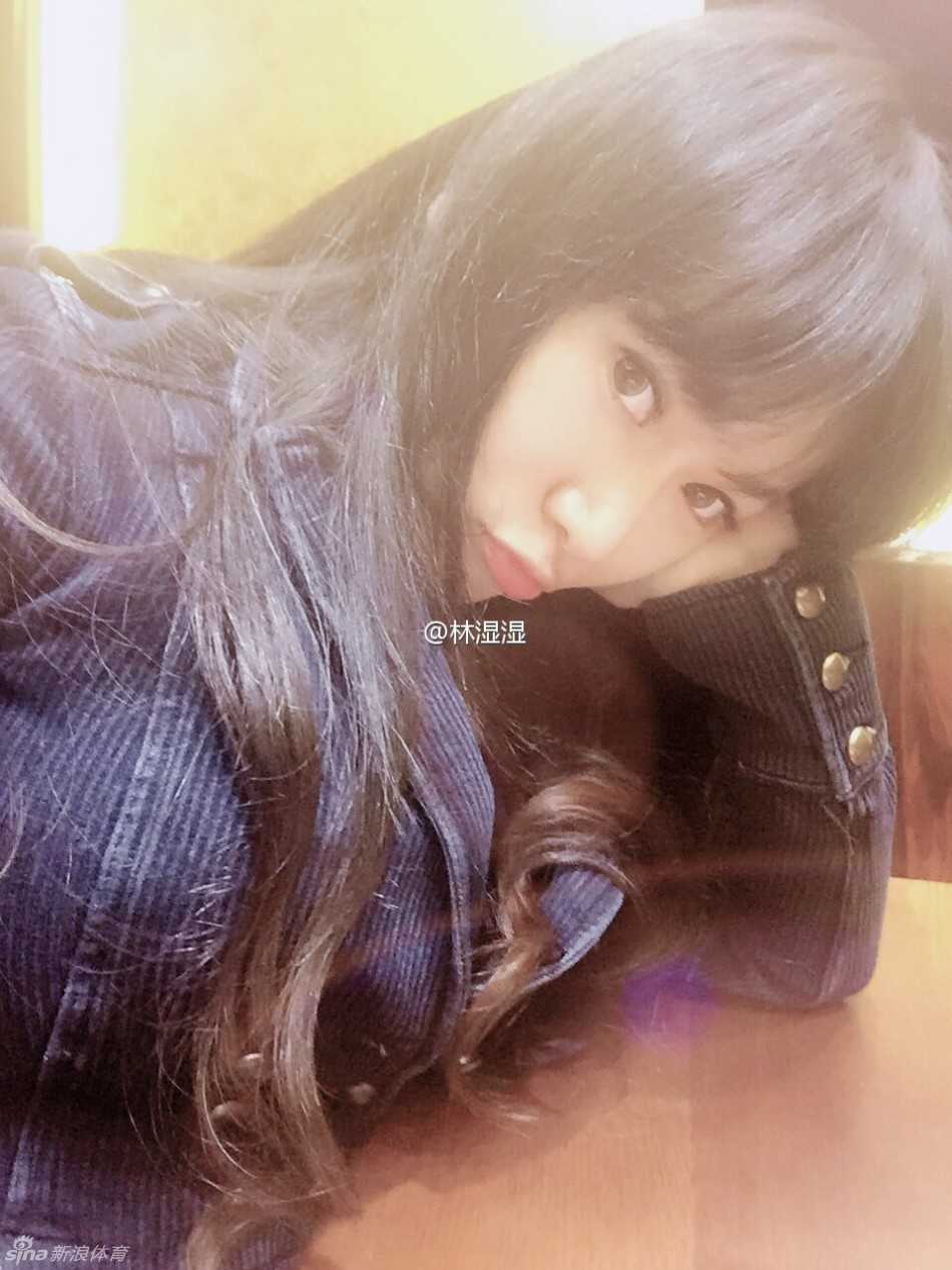 从扁平到沙漏:“林湿湿”的健身逆袭,诠释中国版卡戴珊的魔鬼曲线 林湿湿侧身回眸,突显其惊人的腰臀曲线,紧身衣物下勾勒出完美的身体弧度,展现健身带来的形体塑造。