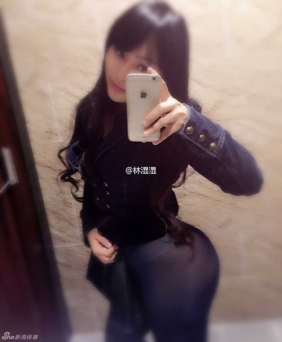 从扁平到沙漏:“林湿湿”的健身逆袭,诠释中国版卡戴珊的魔鬼曲线 林湿湿身穿健身服展示背部肌肉线条,宽阔的肩部与紧致的腰部形成鲜明对比,充满健康的力量美感。