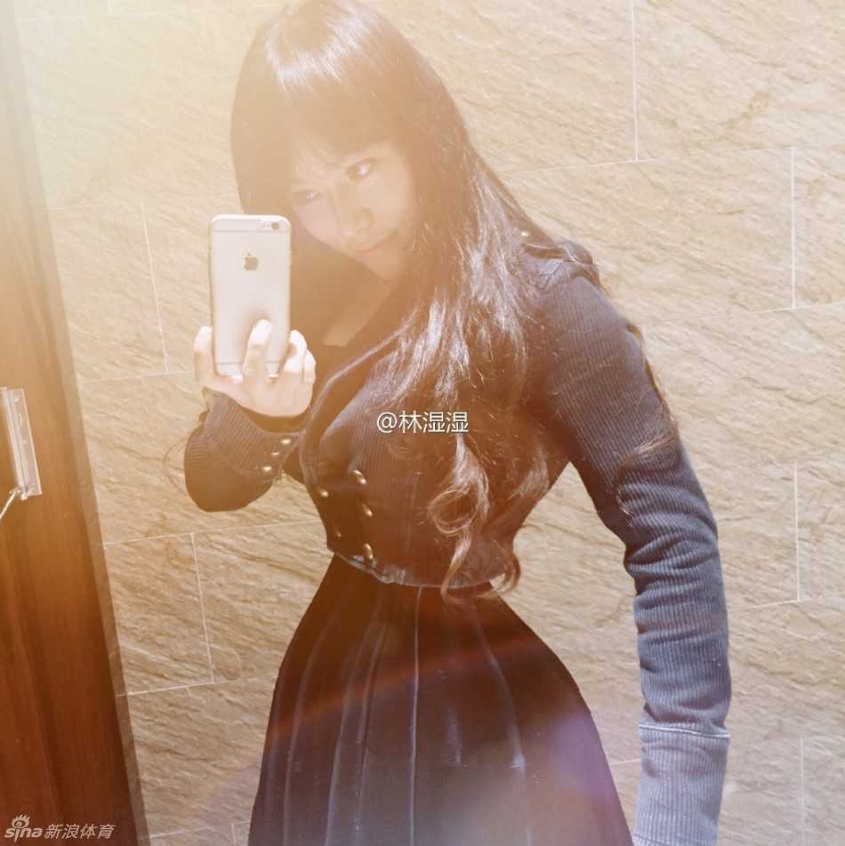 从扁平到沙漏:“林湿湿”的健身逆袭,诠释中国版卡戴珊的魔鬼曲线 林湿湿在健身房内对镜自拍,展现锻炼后紧致的肩部线条与若隐若现的马甲线,汗水是她努力的勋章。