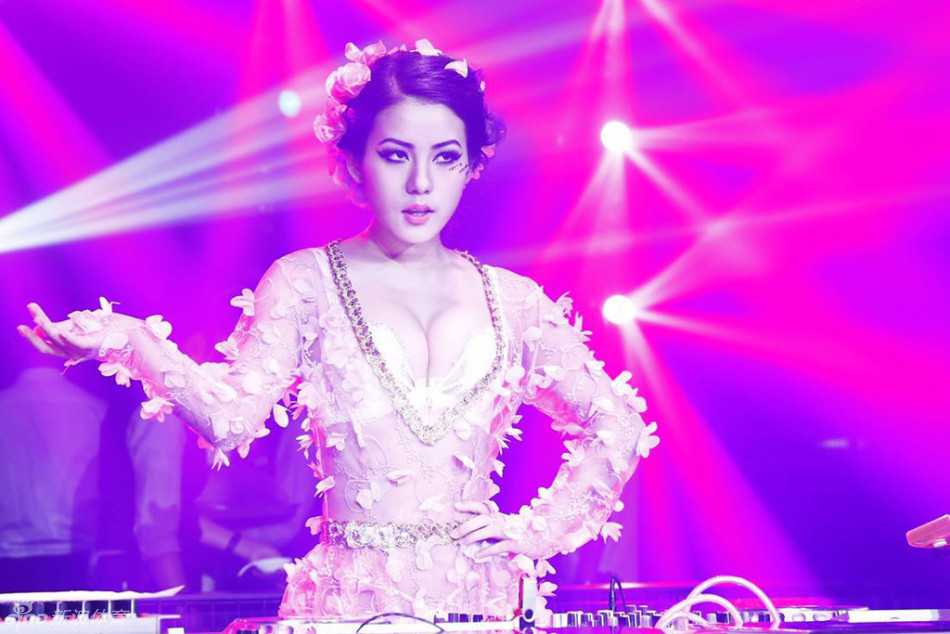 DJ台上，她神情专注地调试着音轨，在闪烁的灯光映照下，侧脸的轮廓确实与银幕上的佟丽娅有着几分惊人的相似，仿佛是一位隐藏在音浪中的明星。