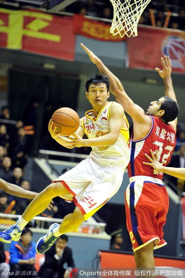 赛场上气氛骤然紧张，王汝恒与马布里形成对峙之势，眼神中毫无惧色，展现了硬汉本色。