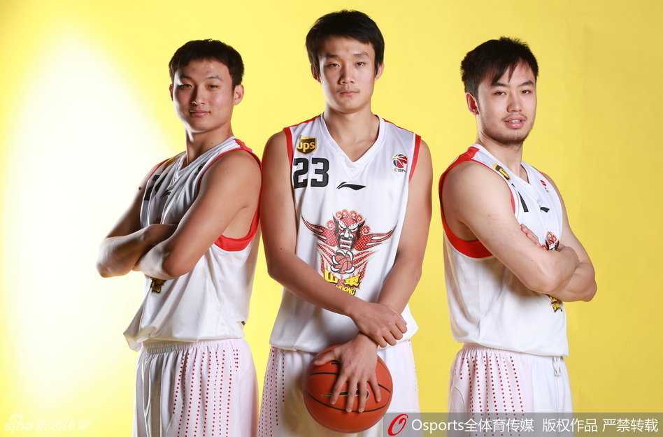 面对新疆队的严密防守，王汝恒毫无惧色，他压低重心，正准备用一次犀利的突破撕开对手的防线。