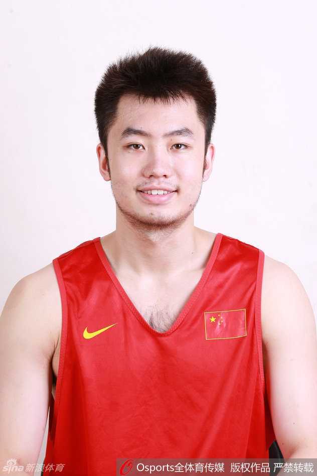睢冉留着标志性的大胡子，露出灿烂笑容，CBA赛场内外公认的型男