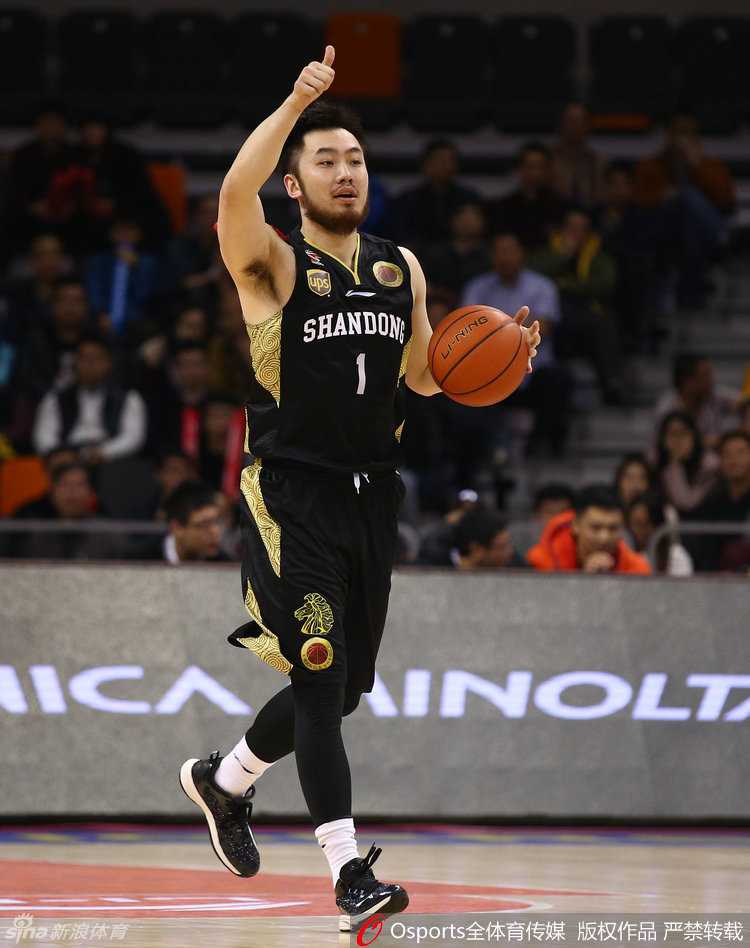 睢冉身穿中国男篮红色战袍，在球场上专注控球组织进攻