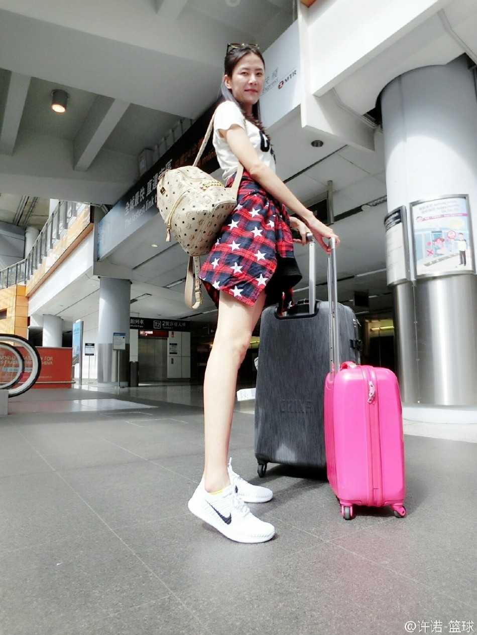 身披中國女籃戰袍的許諾，眼神堅毅，在賽場上高高躍起，單手托球準備投籃，動作舒展如飛燕，盡顯當年國手的颯爽英姿。