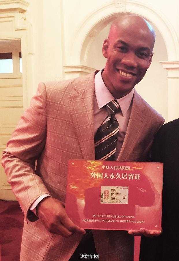 从纽约到北京:马布里的中国情缘 北京工人体育场的看台上,马布里身穿绿色国安队服,随着数万球迷一起站立振臂高呼,脸上涂着油彩,完全沉浸在这场足球盛宴中