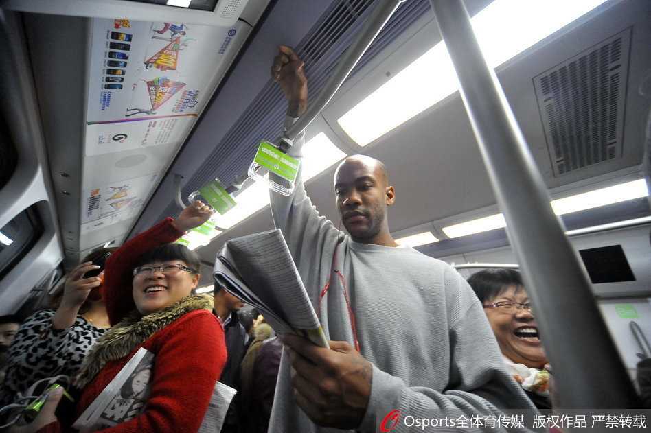 从纽约到北京:马布里的中国情缘 早高峰的地铁车厢里,马布里戴着耳机紧握扶手,周围是神情淡定的北京市民,他像普通上班族一样融入这座城市的公共交通脉搏