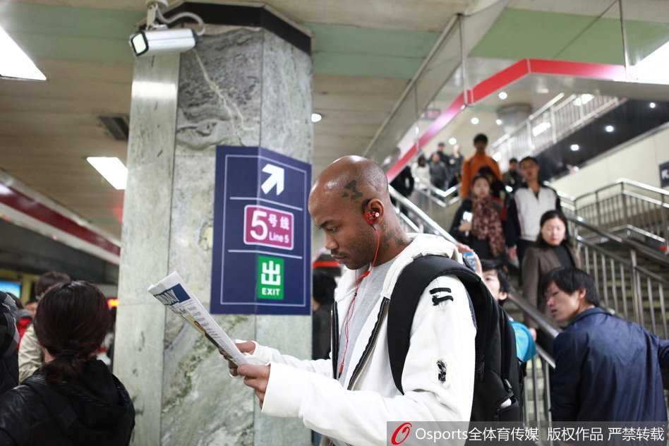 从纽约到北京:马布里的中国情缘 相声剧场里,马布里身穿大褂与相声演员曹云金同台,他手持折扇表情认真,而曹云金则在一旁做出夸张的逗哏表情,台下观众笑声一片