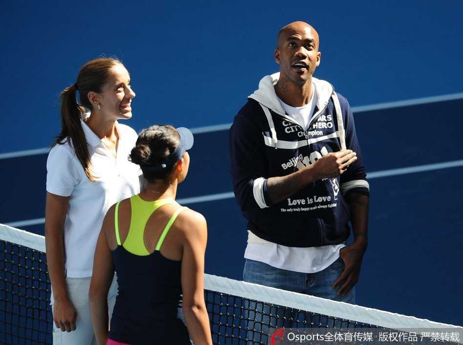 从纽约到北京:马布里的中国情缘 身着休闲装的马布里现身中网揭幕战,他作为挑边嘉宾在钻石球场与小球童击掌,现场球迷的欢呼声几乎掀翻屋顶