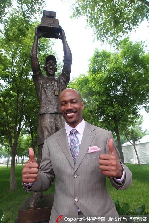 从纽约到北京:马布里的中国情缘 五棵松万事达中心南广场,马布里站在与自己等身高的铜像旁开怀大笑,铜像定格了他挥拳庆祝的经典瞬间,背后是湛蓝的天空