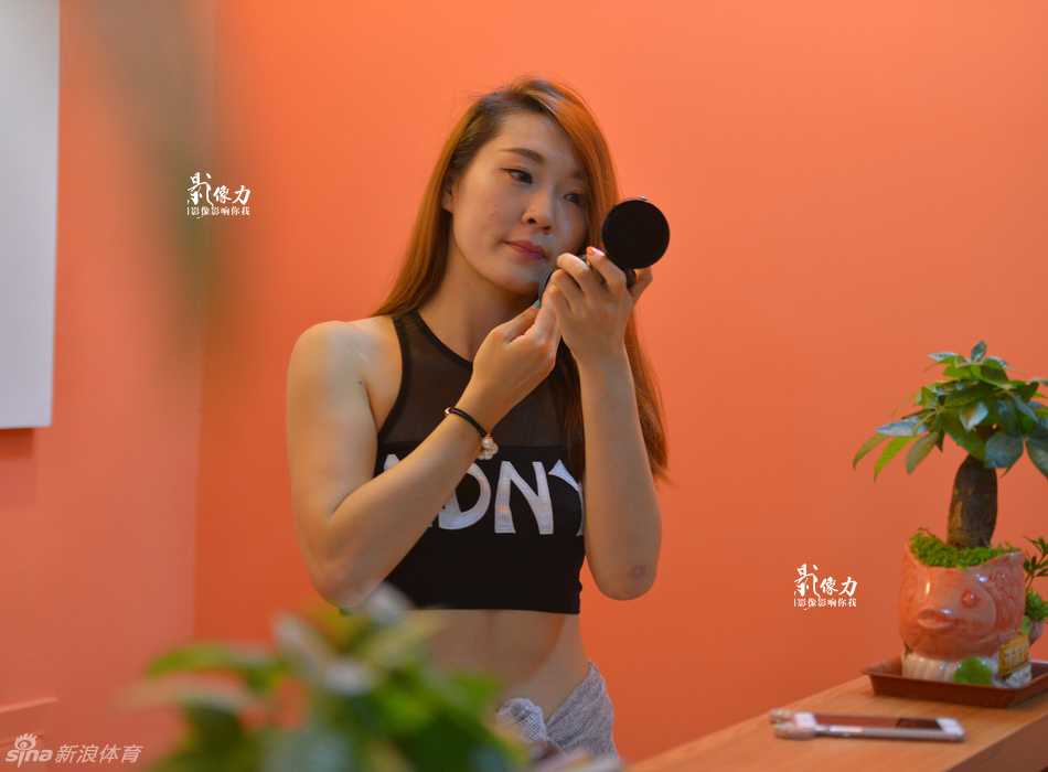 从舞者到领军人,杨雪与山东篮球宝贝的13年逐光之旅 杨雪在球场上领舞,全情投入的她仿佛找到了另一个充满能量的自己。