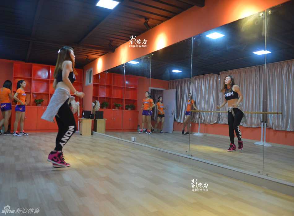 从舞者到领军人,杨雪与山东篮球宝贝的13年逐光之旅 作为领队和姐姐,杨雪(中)带着队员们逛街放松,短暂的闲暇时光让彼此的心贴得更近。