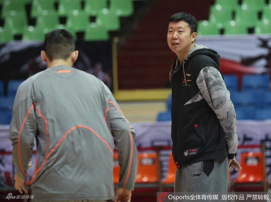 从追风少年到传奇教头:王治郅的赛场内外 想起自己辉煌的球员时代,王治郅脸上虽仍严肃,但眼神中流露出对往昔峥嵘岁月的回忆与怀念。