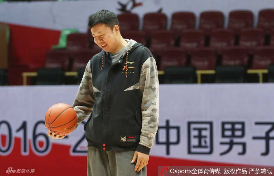 从追风少年到传奇教头:王治郅的赛场内外 王治郅在示范后成功完成一次投篮,神情依然严肃,专注地注视着球的飞行轨迹,仿佛在执行一次关键战术。