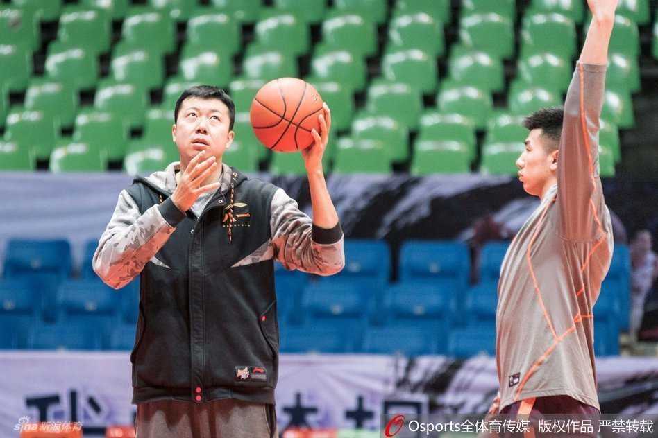 从追风少年到传奇教头:王治郅的赛场内外 赛前训练结束,王治郅面带微笑离开球场,完成了从球员到教练角色的又一次精彩转身,留下的是无尽的期待。