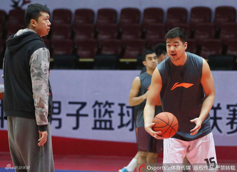 从追风少年到传奇教头:王治郅的赛场内外 投篮命中后,王治郅的脸上终于露出了轻松的笑容,眼神中充满对后辈的鼓励与期待,气氛瞬间变得融洽。