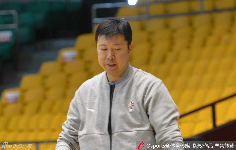 王治郅身着训练服在场上运球，虽然身份已转为助教，但手触篮球的瞬间，眼神中依然流露出往日的锋芒与热爱。