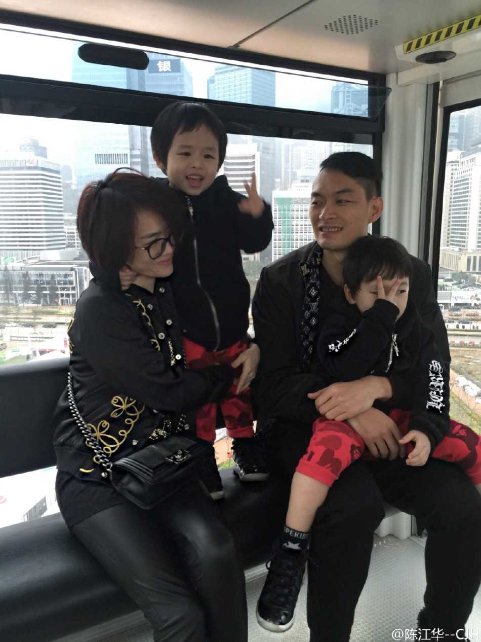 从追风少年到温柔奶爸,陈江华一家的幸福篮球人生 陈江华与双胞胎儿子在客厅的地毯上专心致志地组装玩具,地上散落着色彩缤纷的积木,父子三人神情专注,画面既温馨又充满童趣。