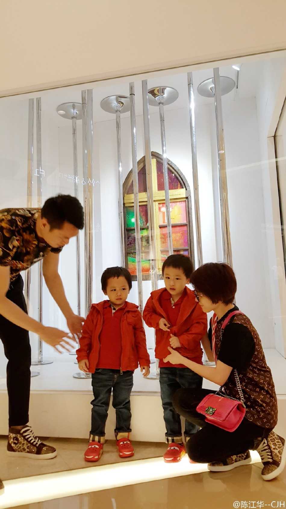 从追风少年到温柔奶爸,陈江华一家的幸福篮球人生 陈江华一家四口在公园的草地上散步,妻子聂慧丹身材高挑,笑容温婉,两个儿子跑在前面,夫妻二人并肩而行,岁月静好,这就是幸福最真实的模样。