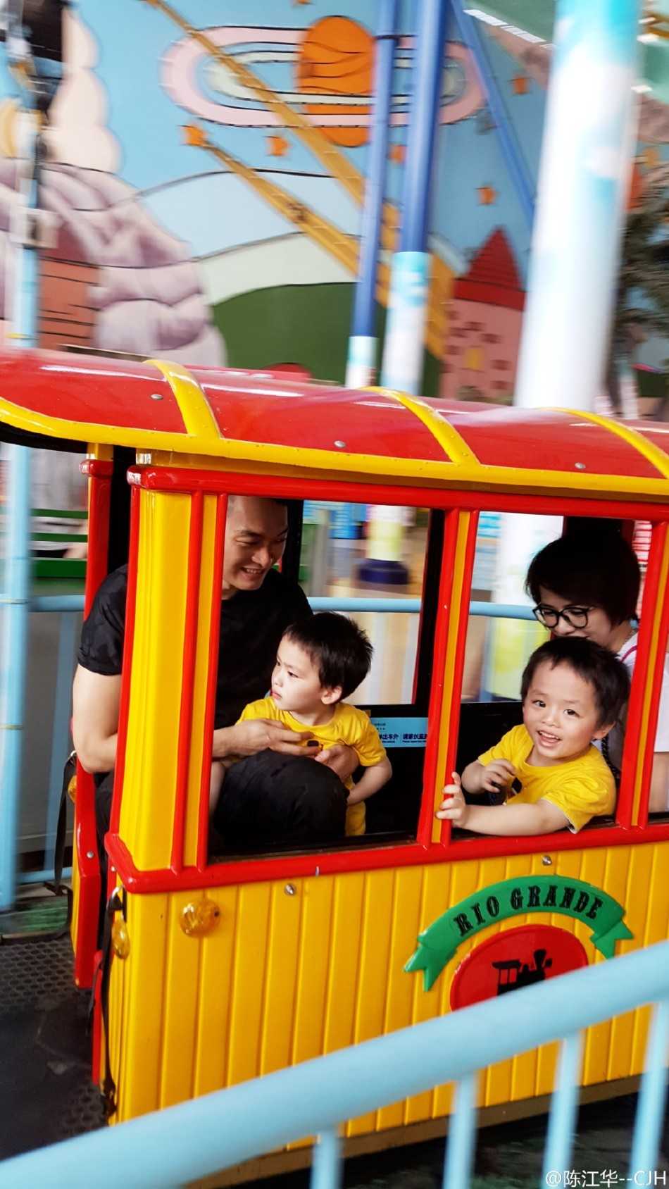 从追风少年到温柔奶爸,陈江华一家的幸福篮球人生 陈江华温柔地亲吻着小儿子肉嘟嘟的脸颊,小家伙被爸爸的胡茬逗得咧嘴大笑,一旁的哥哥也凑过来,一家人的幸福氛围几乎要溢出屏幕。