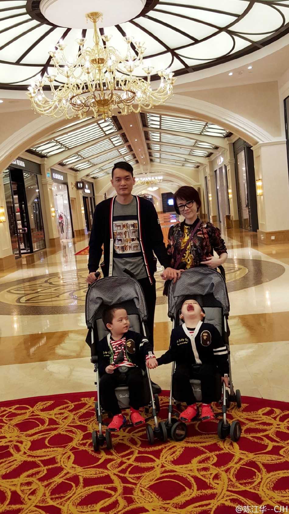 从追风少年到温柔奶爸,陈江华一家的幸福篮球人生 难得休息的陈江华躺在客厅地垫上,任由两个淘气的儿子在身上“叠罗汉”玩耍,他虽然一脸“无奈”,但嘴角却忍不住上扬,享受着甜蜜的负担。