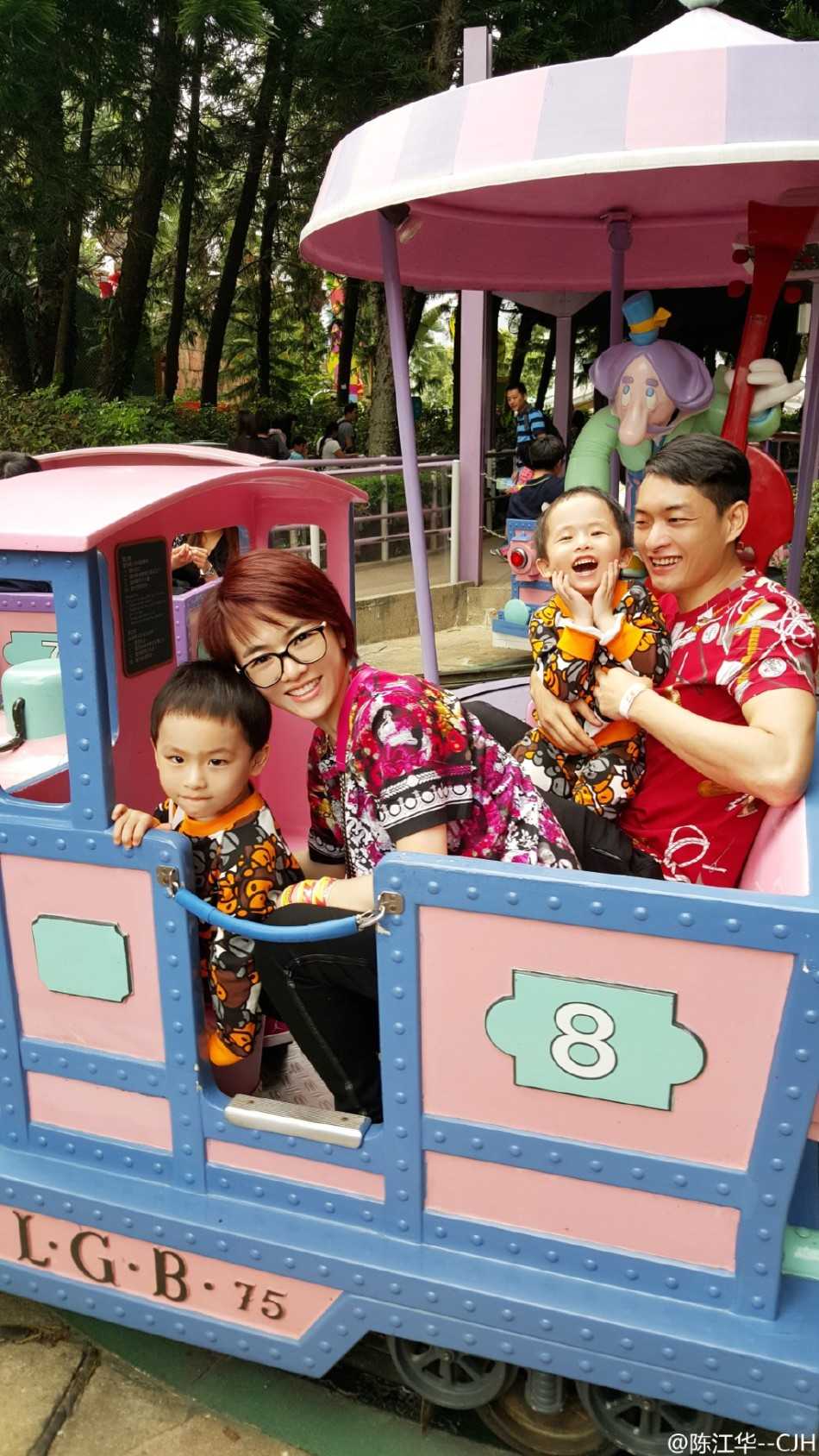 从追风少年到温柔奶爸,陈江华一家的幸福篮球人生 身穿休闲装的陈江华温柔地抱着大儿子,小家伙在爸爸怀里对着镜头好奇张望,父子间的眼神交流充满了爱意。