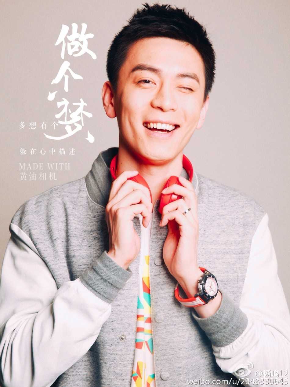 褪去青涩的杨鸣身着西装，展现出儒雅帅气的教头风范，魅力不减当年