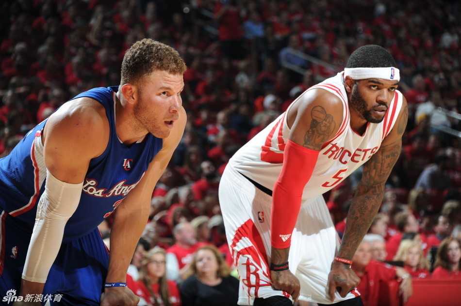 从鹰王到火箭救兵:约什·史密斯职业生涯的跌宕起伏 约什·史密斯身穿四川男篮白色战袍,在CBA赛场上持球进攻,他的篮球之旅还在继续。