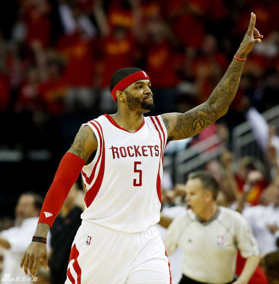 从鹰王到火箭救兵:约什·史密斯职业生涯的跌宕起伏 约什·史密斯在快船队时期,他身穿红色战袍在场上运球,表情显得有些落寞和迷茫。