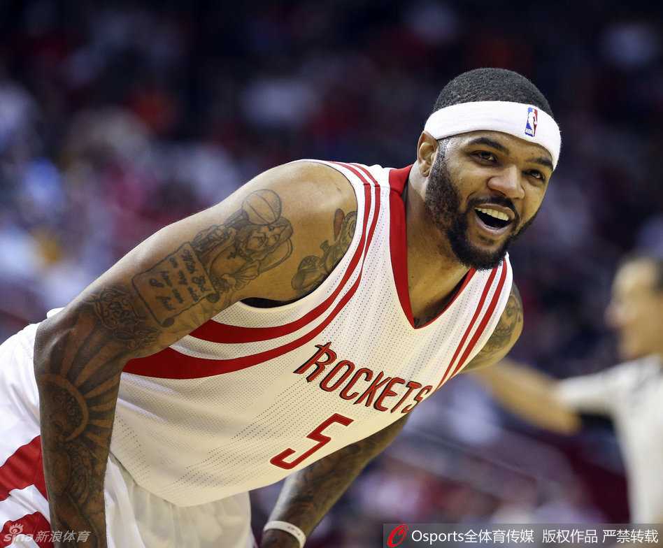 从鹰王到火箭救兵:约什·史密斯职业生涯的跌宕起伏 火箭发带帮成员约什、布鲁尔和特里在替补席激情怒吼,他们身后的哈登也起身鼓掌,整个板凳席陷入疯狂。