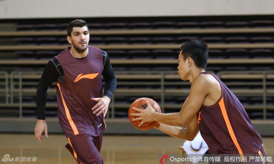 卡姆拉尼在对抗训练中展现细腻的手上功夫，一次精彩的传接球配合撕开防线，引发现场阵阵叫好。