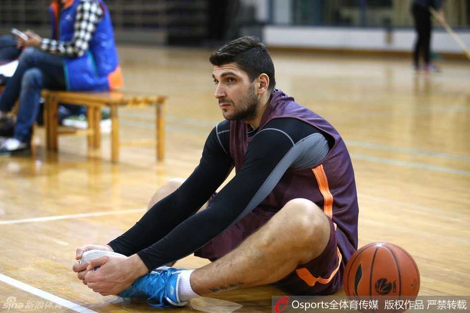 训练正式开始前，卡姆拉尼带领全队进行跑步热身，这支北京新军正用汗水浇灌着对胜利的渴望。