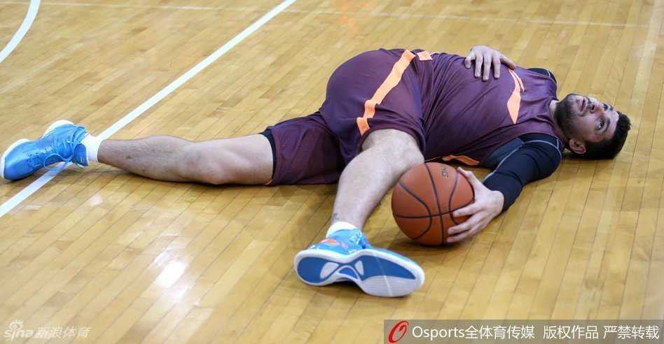 训练间隙，卡姆拉尼依旧在加练左手技术，一次流畅的左手上篮展示了他作为顶级后卫的全能与刻苦。