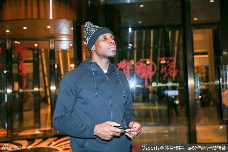 众星云集CBA全明星周末 大郅哈德森领衔抵驻星光熠熠 CBA外援MVP哈德森潮装亮相,头戴耳机推着满满行李车大步流星,脸上洋溢自信笑容,对即将开始的全明星之旅充满期待