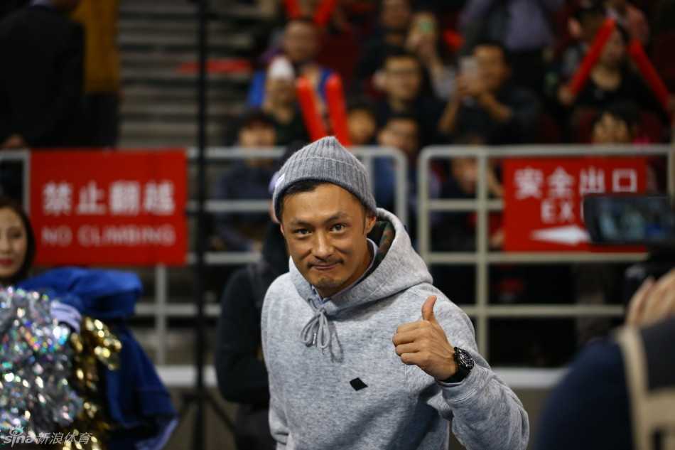 余文乐现场观战京粤大战 携手麦克隋见证京粤对决经典时刻 当马布里打成精彩进球后,余文乐激动地从座位上站起,双手放在嘴边呈喇叭状,仿佛在为场上的英雄呐喊助威,情绪完全融入了比赛。