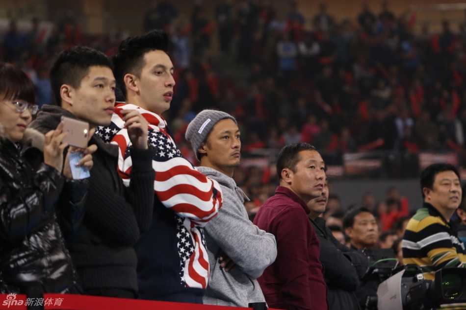 余文乐现场观战京粤大战 携手麦克隋见证京粤对决经典时刻 比赛进入胶着状态,余文乐眼神紧紧跟随篮球的轨迹,抿紧嘴唇,双手交叉置于膝上,紧张与专注的神情溢于言表。