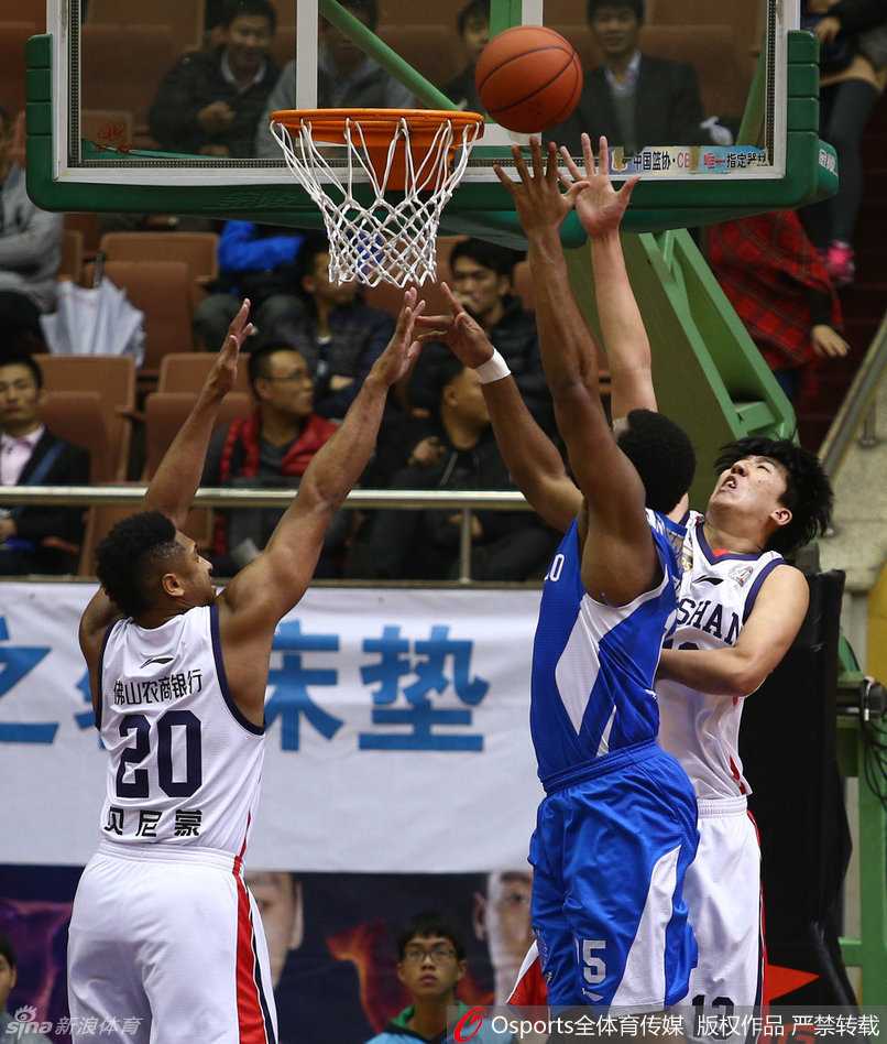 佛山主场惜败青岛,吉布森献准绝杀 霍普森持球快速反击,如一缕青烟般掠过防守人,他的突破速度之快,让镜头都险些未能捕捉到清晰的身影。