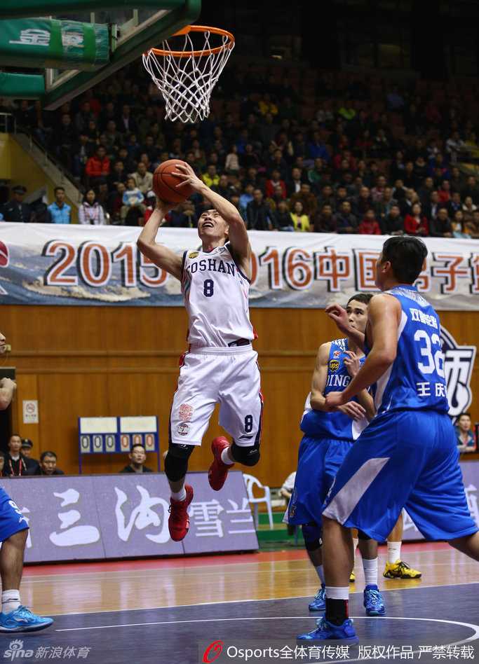 佛山主场惜败青岛,吉布森献准绝杀 佛山队鞠明欣如利刃般强行突破青岛队的防线,他压低重心,速度极快,眼神中透露出强烈的攻击欲望。