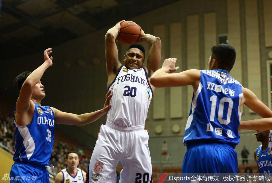 佛山主场惜败青岛,吉布森献准绝杀 青岛队外援吉布森在重围之中高高跃起,眼神坚毅地投出那记决定胜负的关键三分球,皮球划破空气,直坠网窝。