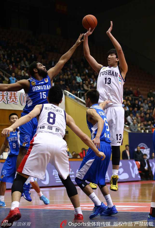 佛山主场惜败青岛,吉布森献准绝杀 阿兰威廉姆斯在佛山队内线强起上篮,尽管面对多人封盖,他依然坚定地将球推向篮板,肌肉线条在瞬间绷紧。