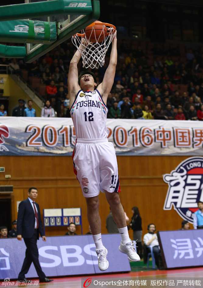 佛山主场惜败青岛,吉布森献准绝杀 任骏威接队友传球后,如晴空霹雳般完成势大力沉的单手灌篮,整个篮架都在他的力量下微微颤抖。