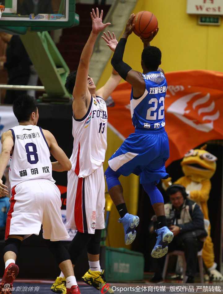佛山主场惜败青岛,吉布森献准绝杀 霍普森与阿兰威廉姆斯在佛山队篮下奋力拼抢篮板球,肌肉碰撞的声音仿佛穿透了图片,展现了内线争夺的惨烈。