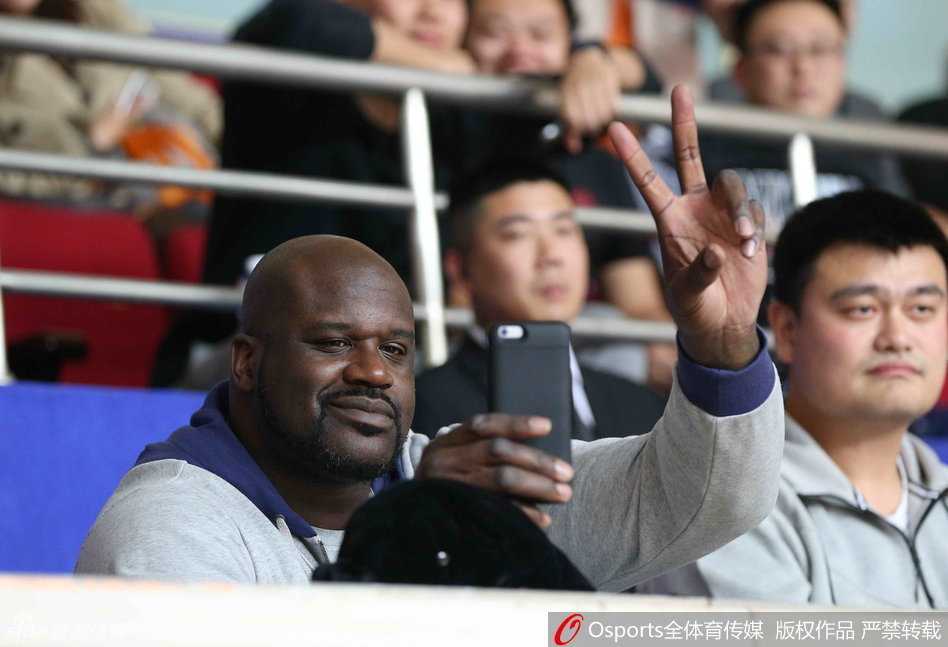 篮球在球员指尖旋转，他正试图完成一个高难度的拉杆上篮，灵动如飞仙