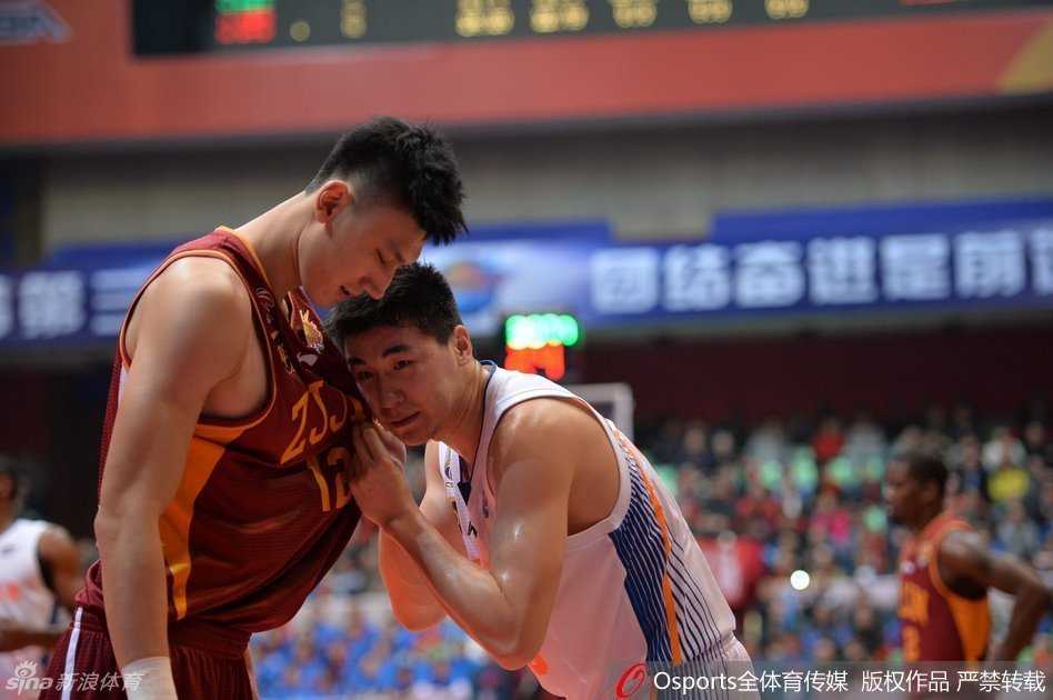 赢球后，几名球员紧紧相拥，脸上洋溢着胜利的喜悦和兄弟般的真挚情感