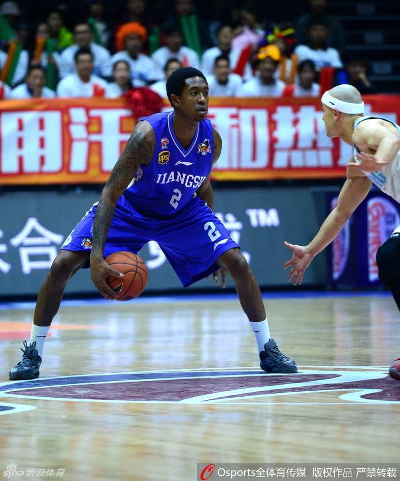 光头西热闪耀全场,布莱切碾压内线,刘炜指挥若定——致那支 unforgettable 的新疆队 刘炜持球快速突破,他的步伐稳健而果决,尽管已是老将,但突破依旧犀利,像一把尖刀直插对手腹地。