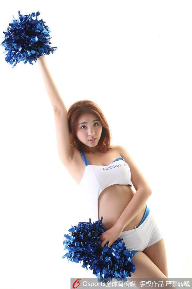 微微侧身的姿势凸显出宝贝优美的身体线条，手中的篮球仿佛不再是运动的器具，而是她身体的一部分。光影交错间，展现了篮球宝贝刚柔并济的独特魅力。