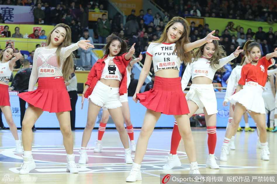 光影交织的赛场精灵:CBA篮球宝贝的青春与热忱 广州宝贝在热舞中精准瞄准镜头,眼神坚定有力,展现出职业啦啦队员的专业素养