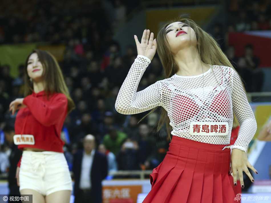 光影交织的赛场精灵:CBA篮球宝贝的青春与热忱 广厦宝贝身着性感装束,在聚光灯下展现出自信与活力,眼神中透着青春的闪亮